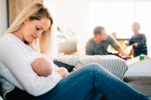 wenn große Brüder zu Rittern werden - Babyshooting Kassel Newbornshooting Babyfoto Neugeborenenshooting Familie Familienshooting Homestory Inka Englisch Kassel 2020 Fotograf Reportage Dokumentation Lebensmomente Babyfotograf Geschwister Großeltern