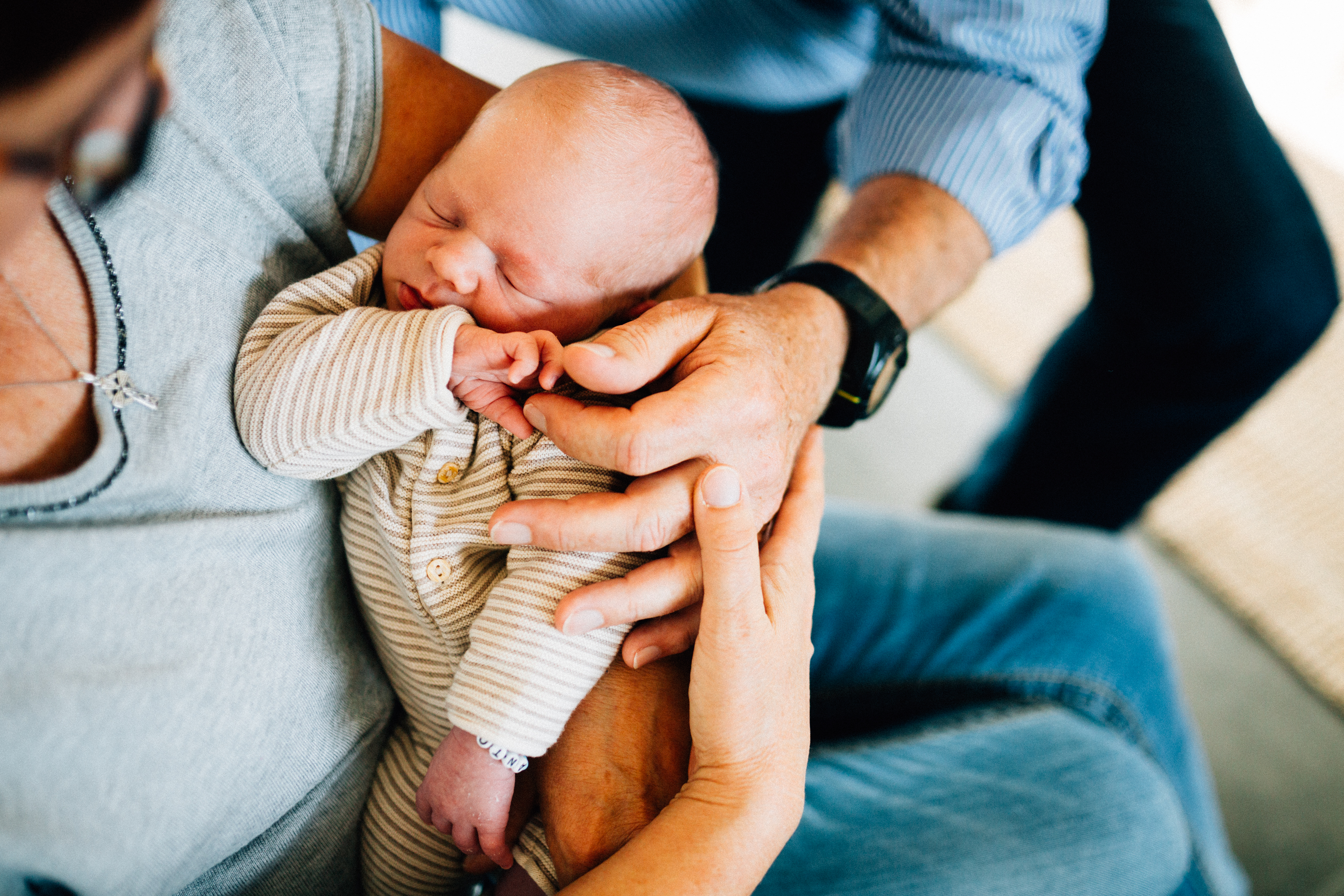 wenn große Brüder zu Rittern werden - Babyshooting Kassel Newbornshooting Babyfoto Neugeborenenshooting Familie Familienshooting Homestory Inka Englisch Kassel 2020 Fotograf Reportage Dokumentation Lebensmomente Babyfotograf Geschwister Großeltern