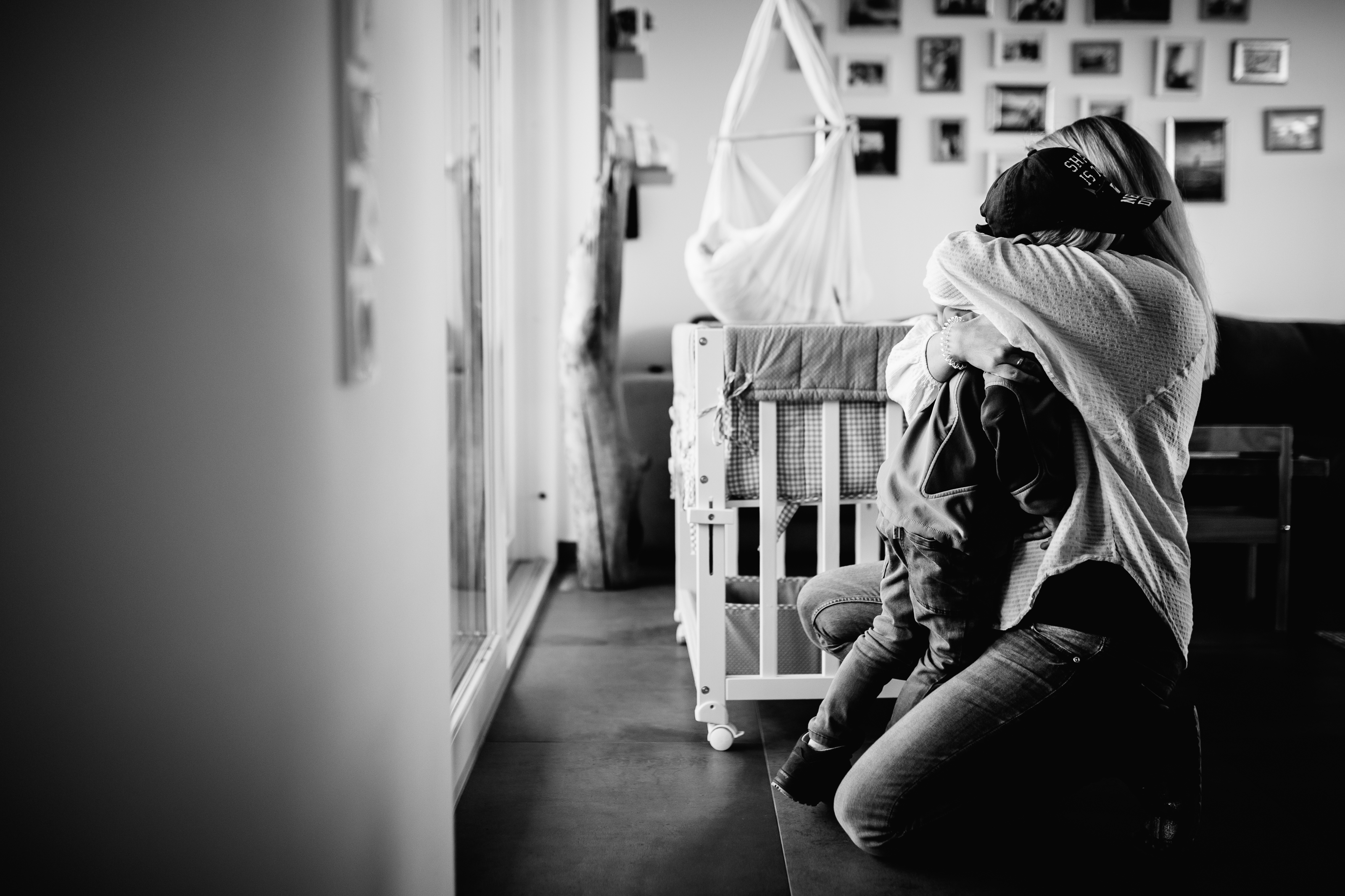 wenn große Brüder zu Rittern werden - Babyshooting Kassel Newbornshooting Babyfoto Neugeborenenshooting Familie Familienshooting Homestory Inka Englisch Kassel 2020 Fotograf Reportage Dokumentation Lebensmomente Babyfotograf Geschwister Großeltern