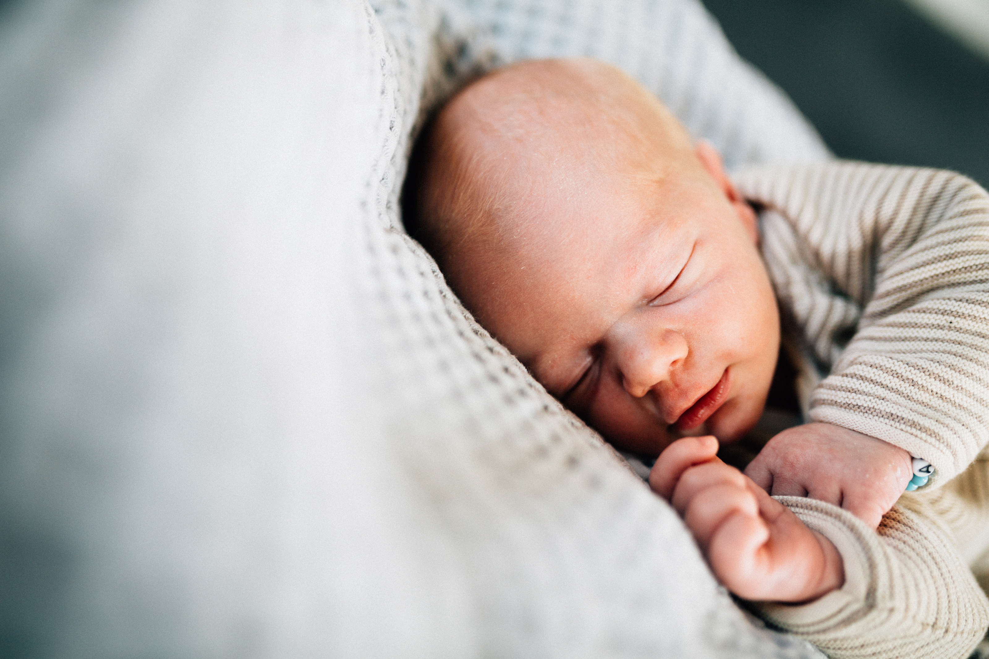 wenn große Brüder zu Rittern werden - Babyshooting Kassel Newbornshooting Babyfoto Neugeborenenshooting Familie Familienshooting Homestory Inka Englisch Kassel 2020 Fotograf Reportage Dokumentation Lebensmomente Babyfotograf Geschwister Großeltern