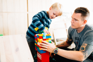 wenn große Brüder zu Rittern werden - Babyshooting Kassel Newbornshooting Babyfoto Neugeborenenshooting Familie Familienshooting Homestory Inka Englisch Kassel 2020 Fotograf Reportage Dokumentation Lebensmomente Babyfotograf Geschwister Großeltern