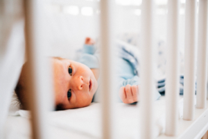 zauberschöne Familienmomente zuhause als Newbornshooting Babyshooting Babyfotograf Kassel 2020 Neugeborenenshooting Homestory zuhause Geschwister Familie Reportage