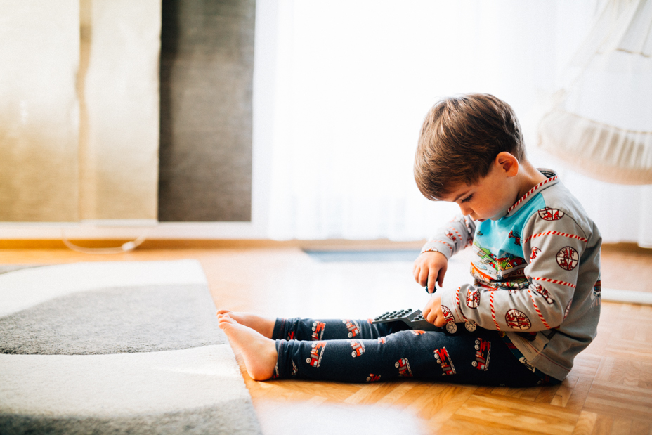 zauberschöne Familienmomente zuhause als Newbornshooting Babyshooting Babyfotograf Kassel 2020 Neugeborenenshooting Homestory zuhause Geschwister Familie Reportage