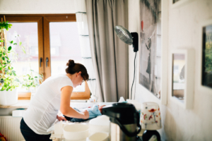 zauberschöne Familienmomente zuhause als Newbornshooting Babyshooting Babyfotograf Kassel 2020 Neugeborenenshooting Homestory zuhause Geschwister Familie Reportage
