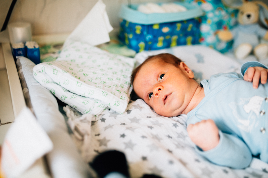zauberschöne Familienmomente zuhause als Newbornshooting Babyshooting Babyfotograf Kassel 2020 Neugeborenenshooting Homestory zuhause Geschwister Familie Reportage