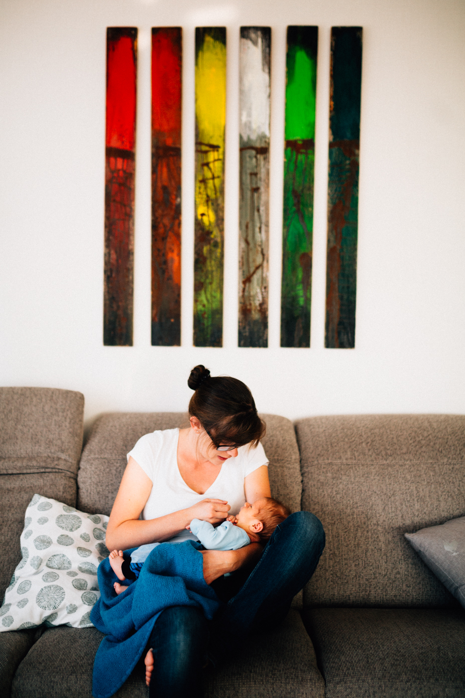 zauberschöne Familienmomente zuhause stillen Wochenbett als Newbornshooting Babyshooting Babyfotograf Kassel 2020 Neugeborenenshooting Homestory zuhause Geschwister Familie Reportage