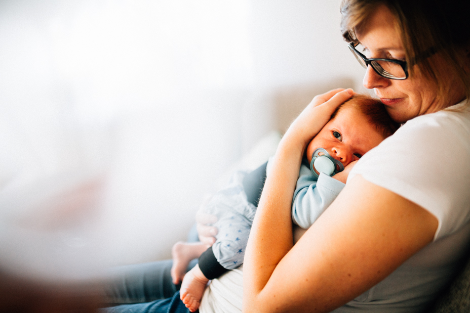 zauberschöne Familienmomente zuhause als Newbornshooting Babyshooting Babyfotograf Kassel 2020 Neugeborenenshooting Homestory zuhause Geschwister Familie Reportage
