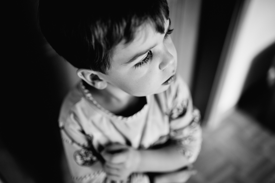 zauberschöne Familienmomente zuhause als Newbornshooting Babyshooting Babyfotograf Kassel 2020 Neugeborenenshooting Homestory zuhause Geschwister Familie Reportage