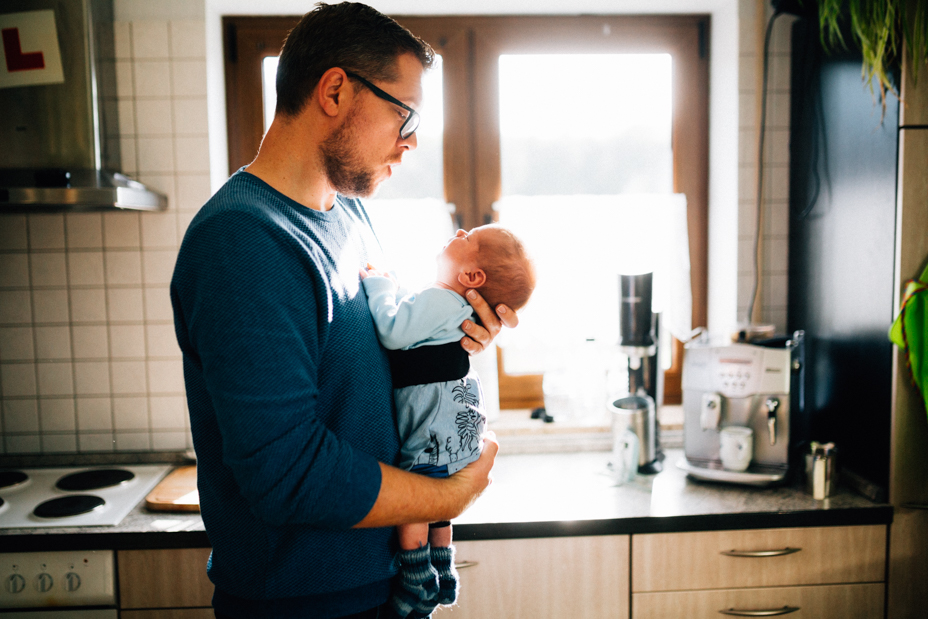 zauberschöne Familienmomente zuhause als Newbornshooting Babyshooting Babyfotograf Kassel 2020 Neugeborenenshooting Homestory zuhause Geschwister Familie Reportage