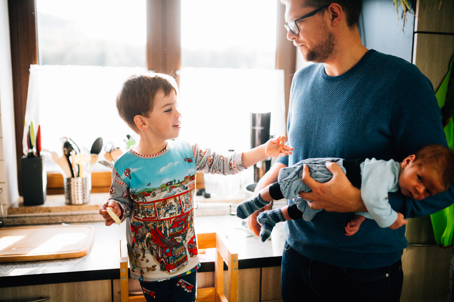 zauberschöne Familienmomente zuhause als Newbornshooting Babyshooting Babyfotograf Kassel 2020 Neugeborenenshooting Homestory zuhause Geschwister Familie Reportage