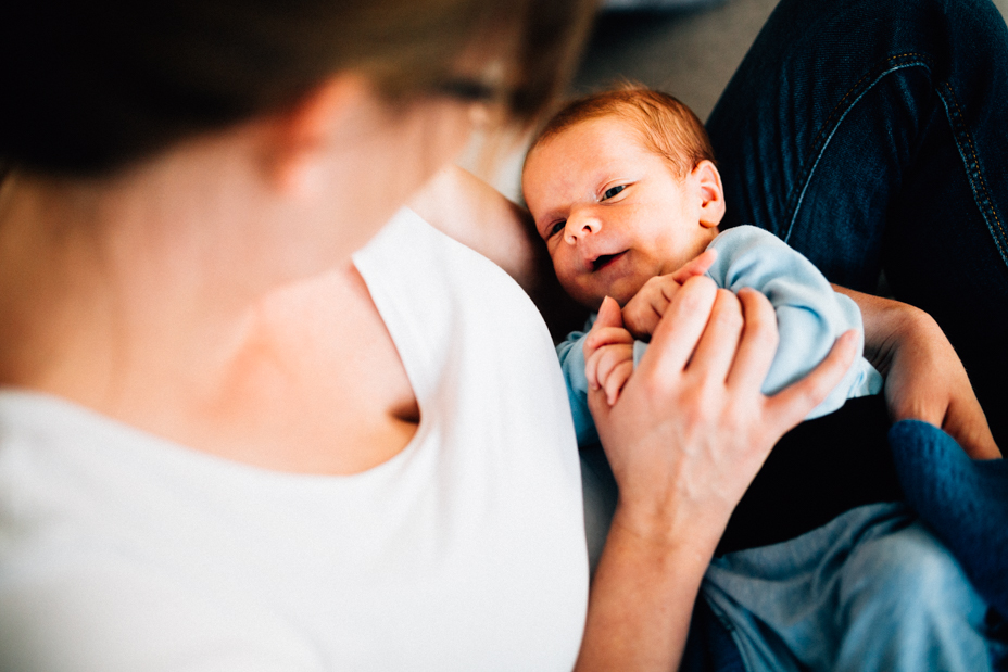 zauberschöne Familienmomente zuhause als Newbornshooting Babyshooting Babyfotograf Kassel 2020 Neugeborenenshooting Homestory zuhause Geschwister Familie Reportage