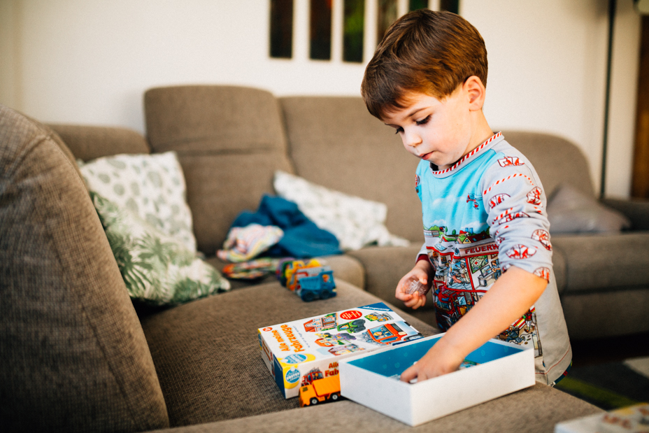zauberschöne Familienmomente zuhause als Newbornshooting Babyshooting Babyfotograf Kassel 2020 Neugeborenenshooting Homestory zuhause Geschwister Familie Reportage