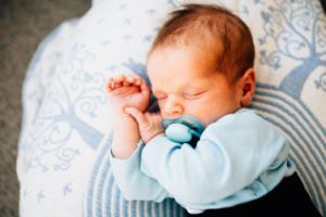 zauberschöne Familienmomente zuhause als Newbornshooting Babyshooting Babyfotograf Kassel 2020 Neugeborenenshooting Homestory zuhause Geschwister Familie Reportage