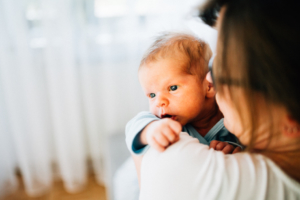 zauberschöne Familienmomente zuhause als Newbornshooting Babyshooting Babyfotograf Kassel 2020 Neugeborenenshooting Homestory zuhause Geschwister Familie Reportage