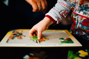 zauberschöne Familienmomente zuhause als Newbornshooting Babyshooting Babyfotograf Kassel 2020 Neugeborenenshooting Homestory zuhause Geschwister Familie Reportage