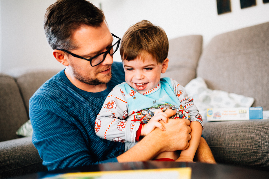 zauberschöne Familienmomente zuhause als Newbornshooting Babyshooting Babyfotograf Kassel 2020 Neugeborenenshooting Homestory zuhause Geschwister Familie Reportage