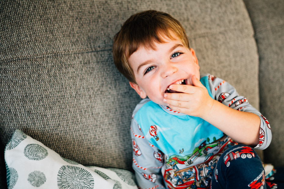 zauberschöne Familienmomente zuhause als Newbornshooting Babyshooting Babyfotograf Kassel 2020 Neugeborenenshooting Homestory zuhause Geschwister Familie Reportage