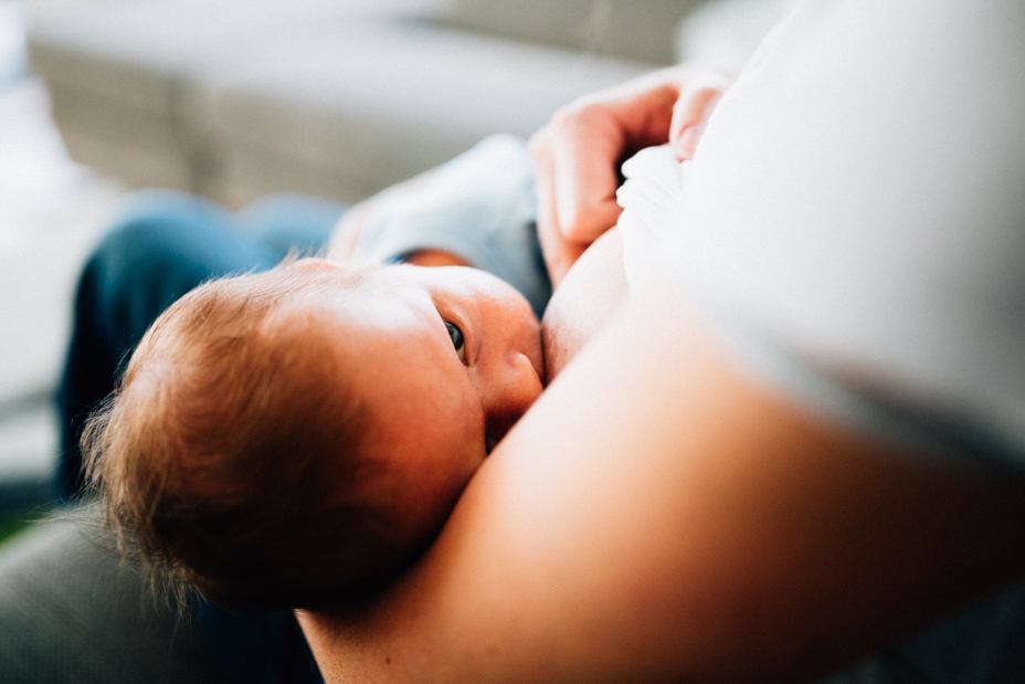 zauberschöne Familienmomente zuhause als Newbornshooting Babyshooting Babyfotograf Kassel 2020 Neugeborenenshooting Homestory zuhause Geschwister Familie stillen Wochenbett Reportage