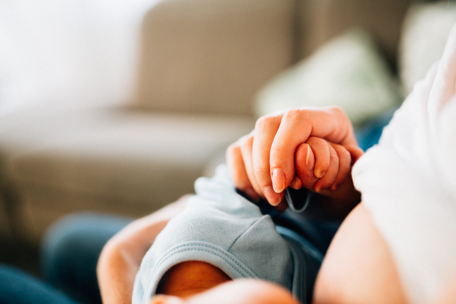 zauberschöne Familienmomente zuhause als Newbornshooting Babyshooting Babyfotograf Kassel 2020 Neugeborenenshooting Homestory zuhause Geschwister Familie Reportage