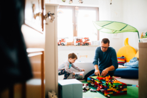 zauberschöne Familienmomente zuhause als Newbornshooting Babyshooting Babyfotograf Kassel 2020 Neugeborenenshooting Homestory zuhause Geschwister Familie Reportage