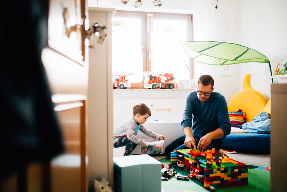 zauberschöne Familienmomente zuhause als Newbornshooting Babyshooting Babyfotograf Kassel 2020 Neugeborenenshooting Homestory zuhause Geschwister Familie Reportage