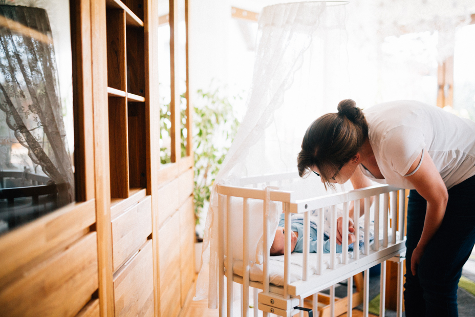 zauberschöne Familienmomente zuhause als Newbornshooting Babyshooting Babyfotograf Kassel 2020 Neugeborenenshooting Homestory zuhause Geschwister Familie Reportage