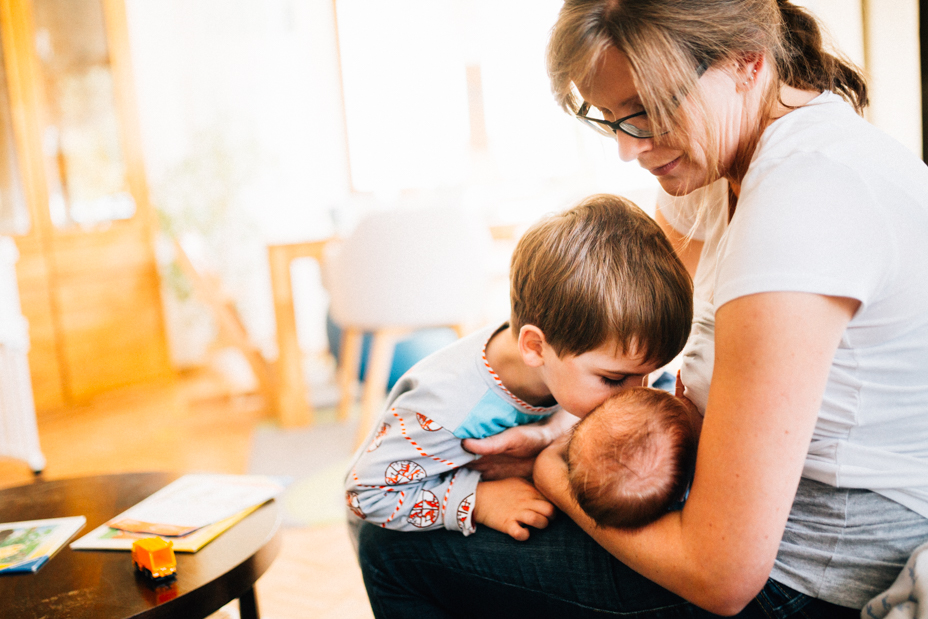 zauberschöne Familienmomente zuhause als Newbornshooting Babyshooting Babyfotograf Kassel 2020 Neugeborenenshooting Homestory zuhause stillen Wochenbett Geschwister Familie Reportage