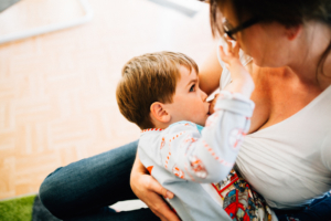 zauberschöne Familienmomente zuhause als Newbornshooting Babyshooting Babyfotograf Kassel 2020 Neugeborenenshooting Homestory zuhause stillen Wochenbett Geschwister Familie Reportage Langzeitstillen