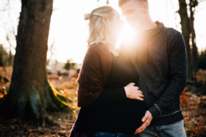 Babybauch-Erinnerungen, die nicht warten können Babybauchshooting Babybauch Schwangerschaft Fotograf Kassel Reportage outdoor Wald Inka Englisch Shooting Fotoshooting Kaufungen Lifestyle