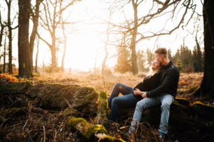 Babybauch-Erinnerungen, die nicht warten können Babybauchshooting Babybauch Schwangerschaft Fotograf Kassel Reportage outdoor Wald Inka Englisch Shooting Fotoshooting Kaufungen Lifestyle