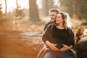 Babybauch-Erinnerungen, die nicht warten können Babybauchshooting Babybauch Schwangerschaft Fotograf Kassel Reportage outdoor Wald Inka Englisch Shooting Fotoshooting Kaufungen Lifestyle