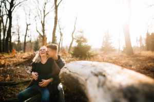 Babybauch-Erinnerungen, die nicht warten können Babybauchshooting Babybauch Schwangerschaft Fotograf Kassel Reportage outdoor Wald Inka Englisch Shooting Fotoshooting Kaufungen Lifestyle