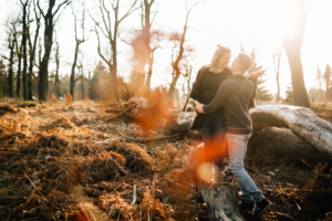 Babybauch-Erinnerungen, die nicht warten können Babybauchshooting Babybauch Schwangerschaft Fotograf Kassel Reportage outdoor Wald Inka Englisch Shooting Fotoshooting Kaufungen Lifestyle