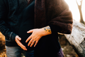 Babybauch-Erinnerungen, die nicht warten können Babybauchshooting Babybauch Schwangerschaft Fotograf Kassel Reportage outdoor Wald Inka Englisch Shooting Fotoshooting Kaufungen Lifestyle