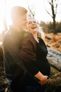 Babybauch-Erinnerungen, die nicht warten können Babybauchshooting Babybauch Schwangerschaft Fotograf Kassel Reportage outdoor Wald Inka Englisch Shooting Fotoshooting Kaufungen Lifestyle