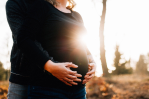 Babybauch-Erinnerungen, die nicht warten können Babybauchshooting Babybauch Schwangerschaft Fotograf Kassel Reportage outdoor Wald Inka Englisch Shooting Fotoshooting Kaufungen Lifestyle