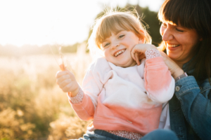Komm mit mir ins Abenteuerland - Familienshoot bei Kassel Familienshooting Kindershooting Kinderfotograf Kassel Inka Englisch Homestory outdoor Sonnenuntergang Fotograf