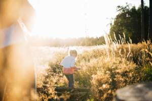 Komm mit mir ins Abenteuerland - Familienshoot bei Kassel Familienshooting Kindershooting Kinderfotograf Kassel Inka Englisch Homestory outdoor Sonnenuntergang Fotograf
