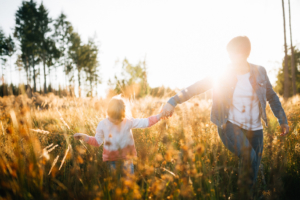 Komm mit mir ins Abenteuerland - Familienshoot bei Kassel Familienshooting Kindershooting Kinderfotograf Kassel Inka Englisch Homestory outdoor Sonnenuntergang Fotograf