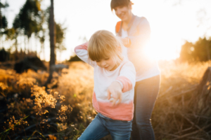 Komm mit mir ins Abenteuerland - Familienshoot bei Kassel Familienshooting Kindershooting Kinderfotograf Kassel Inka Englisch Homestory outdoor Sonnenuntergang Fotograf