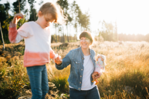 Komm mit mir ins Abenteuerland - Familienshoot bei Kassel Familienshooting Kindershooting Kinderfotograf Kassel Inka Englisch Homestory outdoor Sonnenuntergang Fotograf