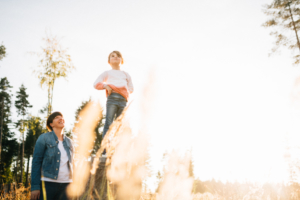 Komm mit mir ins Abenteuerland - Familienshoot bei Kassel Familienshooting Kindershooting Kinderfotograf Kassel Inka Englisch Homestory outdoor Sonnenuntergang Fotograf