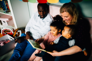 Leben, wovon Kinderwelten träumen Homestory Kassel Familienshooting Kassel Fotograf Kinder Inka Englisch Babyshooting Neugeborenenshooting Newbornshooting Babyfotograf zuhause Alpaka