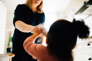 Leben, wovon Kinderwelten träumen Homestory Kassel Familienshooting Kassel Fotograf Kinder Inka Englisch Babyshooting Neugeborenenshooting Newbornshooting Babyfotograf zuhause Alpaka