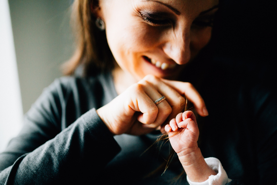Babyzauber Babyshooting Kassel Inka Englisch Homestory Neugeborene Familienshooting zuhause