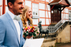 Heiraten zu zweit Hochzeitsfotografie Hochzeitsreportage Brautpaar Kassel Inka Englisch Hund