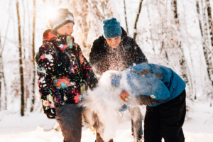 Fotograf Kassel Winter Schnee Fotoshooting Familie Familienshooting Reportage Inka Englisch Schneeballschlacht