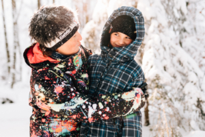 Fotograf Kassel Winter Schnee Fotoshooting Familie Familienshooting Reportage Inka Englisch Schneeballschlacht