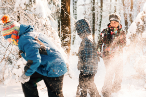 Fotograf Kassel Winter Schnee Fotoshooting Familie Familienshooting Reportage Inka Englisch Schneeballschlacht