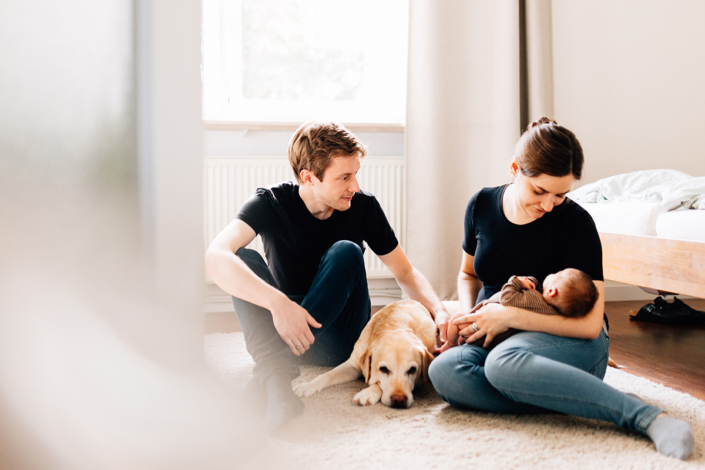 Familienfotograf Kassel Babyshooting zuhause HundBabyfotograf Homestory Neugeboren Newborn Hessen Niedersachsen Storytelling Inka Englisch Photography